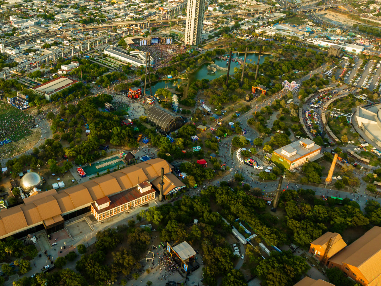 Night view of Parque Fundidora and the Monterrey mountains.